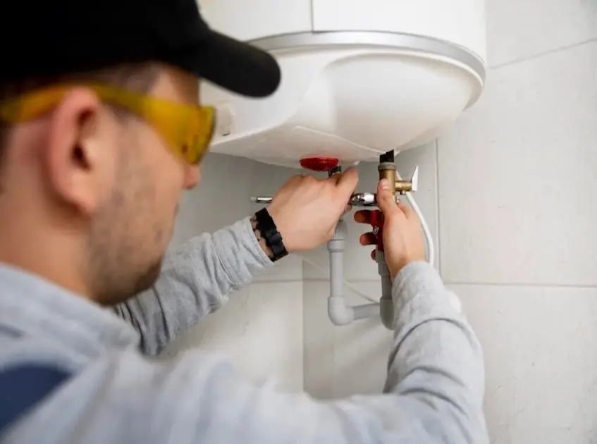 Técnico plomero trabajando
